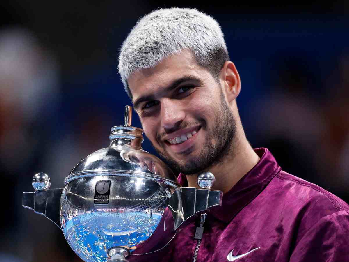 Carlos Alcaraz posa con un trofeo in mano