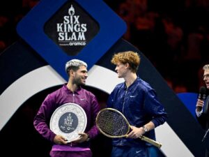 Jannik Sinner e Carlos Alcaraz posano guardandosi negli occhi al termine del Six Kings Slam