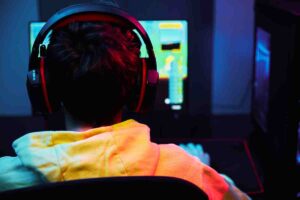 persona che gioca davanti ad un computer