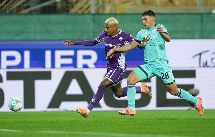 Cambiaghi contrasta Dodò in Fiorentina-Bologna